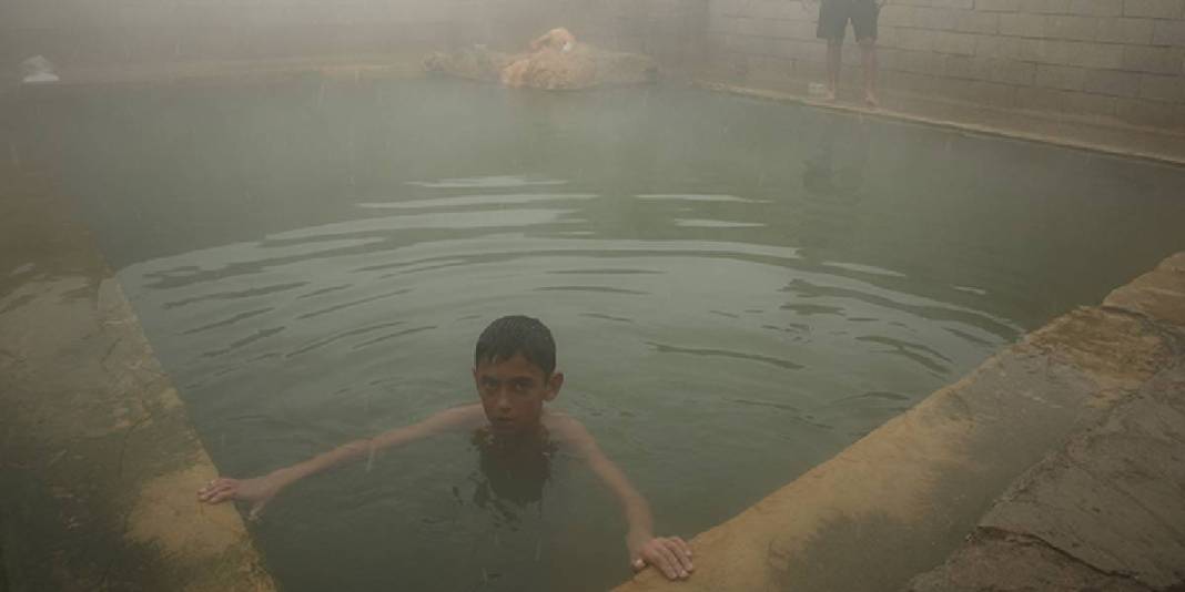 Sıcaklık eksilerde olsa da akın var: Etrafı karla kaplı termal havuz ziyaretçi akınına uğruyor! 5